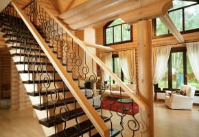 Деревянная лестница в доме – это неповторимый и уютный элемент комфорта